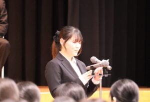 ③在学生代表歓迎の辞　学友会会長　渡邉　莉緒さん