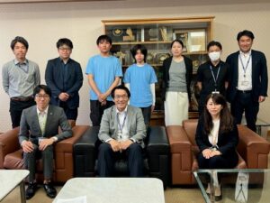 ①美咲町と中国学園の職員・学生