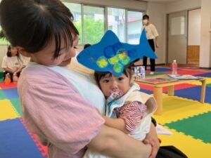 ④自作のお面をつける子ども