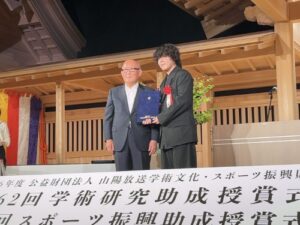 左：越宗孝昌 財団理事長