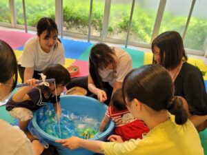 ②魚釣りを楽しむ子ども