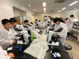 昨年度の開催の様子（染色した細菌を顕微鏡で観察）