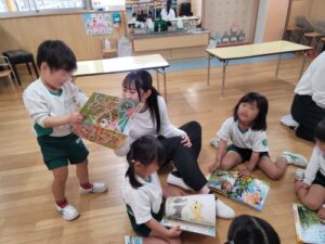 ②子どもと触れ合う学生➀