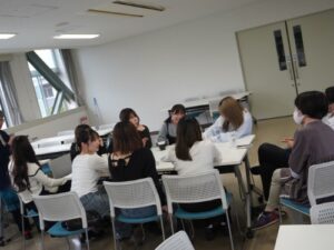 ④近況を伝え合う卒業生