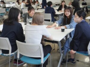 ➂近況を伝え合う卒業生