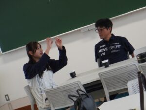 ⑤教員に近況を報告する卒業生