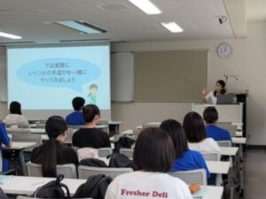 手遊びの紹介をする様子