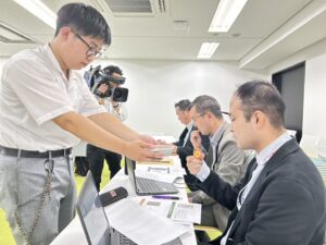4_そうめん煎餅の試食