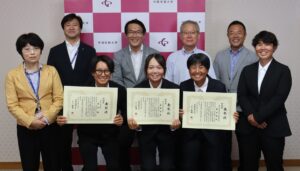 ①表彰式(個人)出席してくださった先生方と記念撮影
