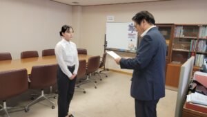 森さんへ学業成績特待生証授与