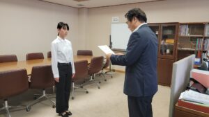 近藤さんへ学業成績特待生証授与