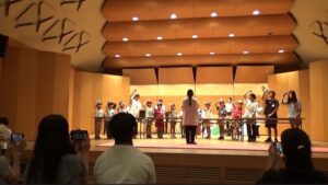 参加者の皆さんと大学生の大合奏